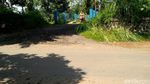 Nekat Lintasi Jembatan Sempit, Mobil Ini Malah Terperosok ke Parit
