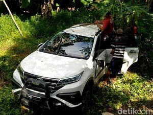 Nekat Lintasi Jembatan Sempit, Mobil Ini Malah Terperosok ke Parit
