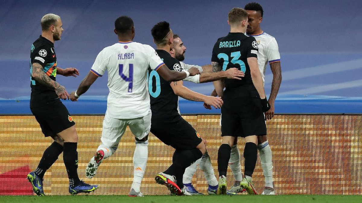 Nicolo Barella mendapat kartu merah di laga Real Madrid vs Inter Milan (Foto: Gonzalo Arroyo Moreno/Getty Images)