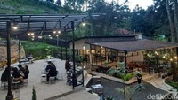 Rasa kopi yang ditawarkan juga enak, ditambah menu lainnya pun cukup lengkap. Berlama-lama di kafe ini sungguh menyegarkan. (Luthfi hafidz/detikcom)