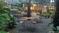 Traveler bisa bersantai ditemani suara-suara alam yang menyejukkan. Tersedia kursi dan meja yang terbuat dari kayu, menambah suasana alami kafe tersebut. (Luthfi hafidz/detikcom)