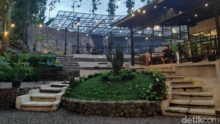 Nikmatnya Menyruput Kopi Di Tengah Pepohonan Pinus Aranya Coffee and Forest