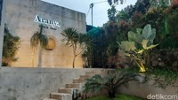 Ada konsep outdoor dan indoor yang ditawarkan Aranya Coffee and Forest. Tempatnya cukup luas dan nyaman, fasilitasnya juga sudah memadai. (Luthfi hafidz/detikcom)