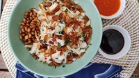 Bubur ayam langganan Sandiaga ini awalnya berjualan di depan Driving Range, Senayan. Namun sudah digusur dan dilarang berjualan lagi. Foto: detikFood/Devi S. Lestari