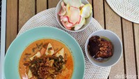 Keluarga besar Nur Asia Uno selalu menghadirkan menu ketupat sayur Betawi saat momen spesial seperti saat Lebaran. Menu istimewa ini turut hadir juga sebagai makanan andalan di Nur Corner.  Foto: detikFood/Devi S. Lestari