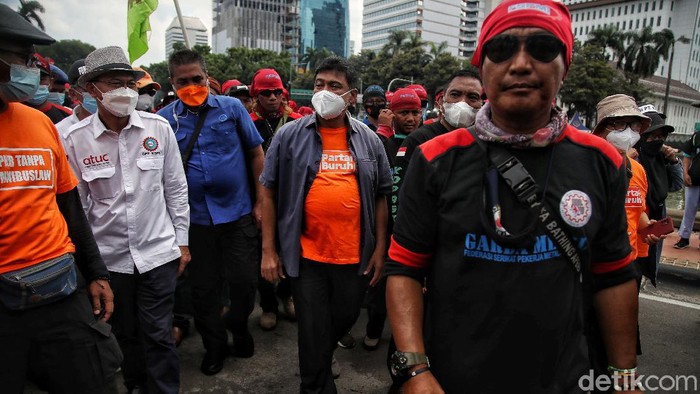 Presiden Konfederasi Serikat Pekerja Indonesia (KSPI) Said Iqbal melakukan orasi saat aksi unjuk rasa di kawasan Patung Kuda, Jakarta Pusat, Rabu (8/12).