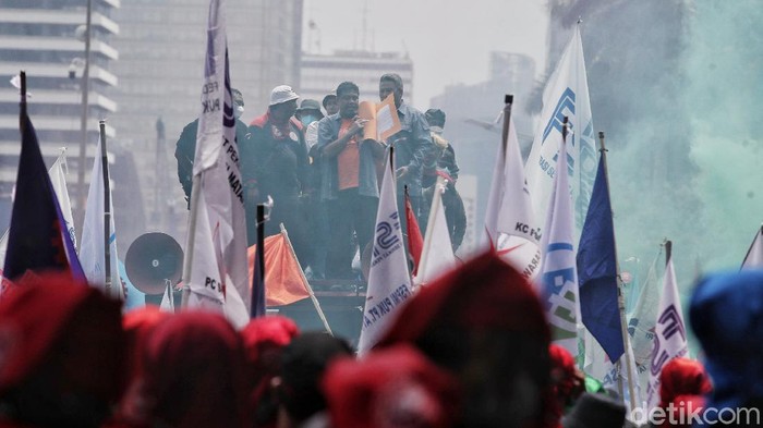 Presiden Konfederasi Serikat Pekerja Indonesia (KSPI) Said Iqbal melakukan orasi saat aksi unjuk rasa di kawasan Patung Kuda, Jakarta Pusat, Rabu (8/12).