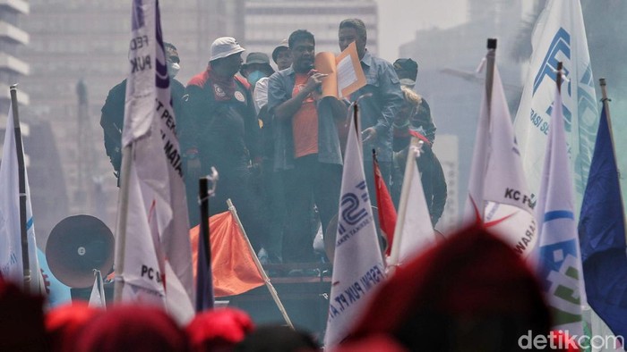 Presiden Konfederasi Serikat Pekerja Indonesia (KSPI) Said Iqbal melakukan orasi saat aksi unjuk rasa di kawasan Patung Kuda, Jakarta Pusat, Rabu (8/12).