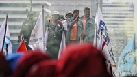 Presiden Konfederasi Serikat Pekerja Indonesia (KSPI) Said Iqbal melakukan orasi saat aksi unjuk rasa di kawasan Patung Kuda, Jakarta Pusat, Rabu (8/12/2021). Saat ini, Said Iqbal juga menjabat sebagai Presiden Partai Buruh.