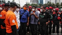 Buruh juga menagih janji Gubernur DKI Jakarta Anies Baswedan yang akan merevisi Upah Minimum Provinsi (UMP). Anies menjanjikan akan merevisi Surat Keputusan (SK) Gubernur terkait UMP dengan dasar keadilan.  