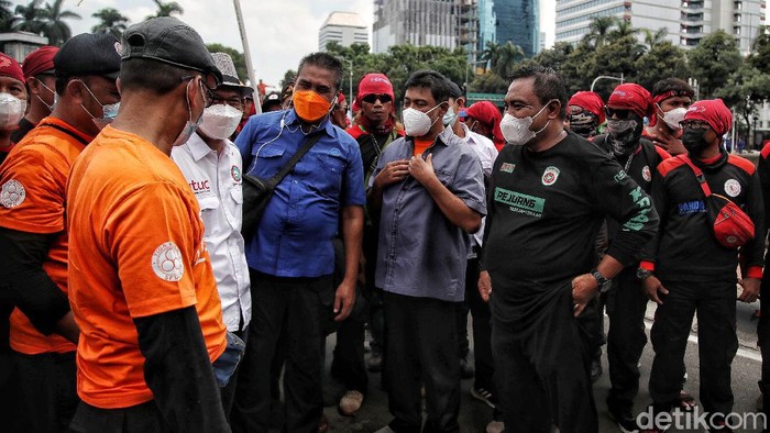 Presiden Konfederasi Serikat Pekerja Indonesia (KSPI) Said Iqbal melakukan orasi saat aksi unjuk rasa di kawasan Patung Kuda, Jakarta Pusat, Rabu (8/12).