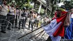 Panas! Massa Buruh Terobos Kawat Berduri Saat Unjuk Rasa