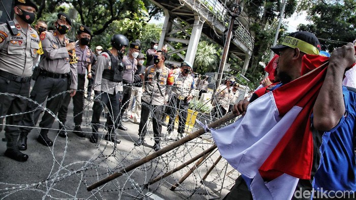 Panas! Massa Buruh Terobos Kawat Berduri Saat Unjuk Rasa Massa buruh menarik kawat duri saat unjuk rasa di kawasa Patung Kuda, Jakarta Pusat, Rabu (8/12/2021).
