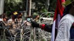 Panas! Massa Buruh Terobos Kawat Berduri Saat Unjuk Rasa