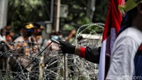 Jalanan pun sudah steril dari lalu lalang kendaraan. Masih dari pantauan detikcom, massa buruh yang ada di lokasi membawa bendera serta atribut organisasi masing-masing, di antaranya PSPMI, KSPI, SPSI, SPKEP, SPN, dan Aliansi Buruh. 