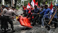 Setelah dilakulan mediasi dengan polisi, akhirnya massa buruh berhasil masuk ke depan Gedung MK. 