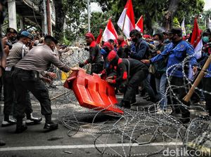 Panas! Massa Buruh Terobos Kawat Berduri Saat Unjuk Rasa