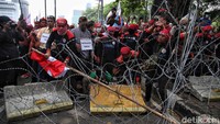 Orator sempat meminta para buruh duduk di depan kawat berduri hingga blokade dibuka oleh polisi. Saat ini massa buruh sudah memenuhi ruas jalan sekitar Patung Kuda. 