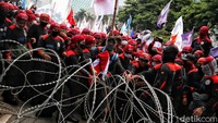 Polisi siaga berbaris tepat di depan kawat berduri, menghadap ke arah massa. Sementara itu, perwakilan buruh terus berorasi dan meminta kawat berduri dibuka dari atas mobil komando, yang berada di sekitar Patung Kuda. 