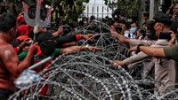 Pantauan detikcom di lokasi, tepatnya depan gedung Sapta Pesona Kementerian Pariwisata dan Ekonomi Kreatif, Rabu (8/12/2021) pukul 12.00 WIB, massa meneriakkan yel-yel agar kawat berduri dibuka aparat. 