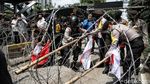 Panas! Massa Buruh Terobos Kawat Berduri Saat Unjuk Rasa