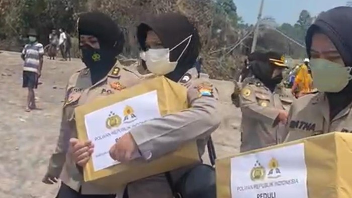 Para polwan beri bantuan ke korban erupsi Gunung Semeru (Dok Polri)