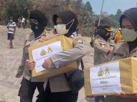 Para polwan beri bantuan ke korban erupsi Gunung Semeru (Dok Polri)