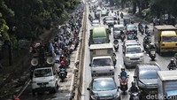 Ratusan buruh yang tergabung dalam FSPMI (Federasi Serikat Pekerja Metal Indonesia) dan KSPI (Konfederasi Serikat Pekerja Indonesia) melakukan pawai kendaraan di Jalan Perintis Kemerdekaan, Jakarta Timur, Rabu (8/12).   