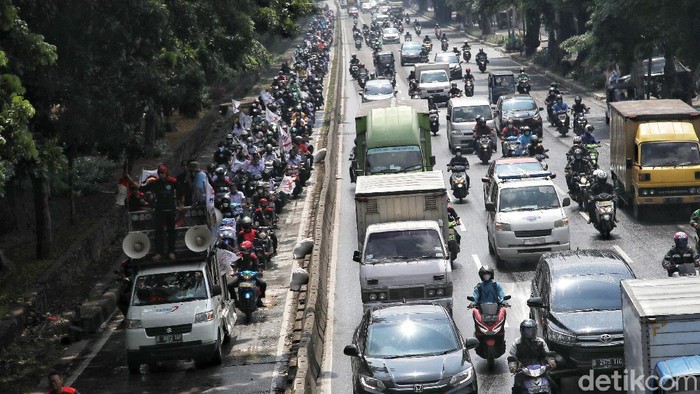 Ratusan buruh yang tergabung dalam FSPMI (Federasi Serikat Pekerja Metal Indonesia) dan KSPI (Konfederasi Serikat Pekerja Indonesia) melakukan pawai kendaraan di kawasan Jalan Pedongkelan, Jakarta Timur, Rabu (8/12). Diketahui akan hadir 10.000 buruh.