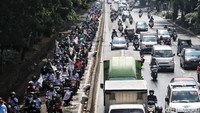 Dalam aksi tersebut, para buruh akan menuntut kenaikan UMP DKI Jakarta tahu 2022 sekaligus mempertanyakan amar keputusan yang dibacakan para Hakim Konstitusi terkait Undang-Undang Nomor 11 Tahun 2020 Tentang Cipta Kerja.  