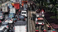 Para buruh melakukan aksi di daerah industri masing-masing. Di Jakarta sebagian massa melakukan aksi di Kawasan Industri Pulogadung.  