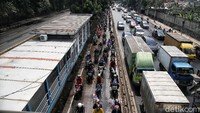 Serikat pekerja akan menuntut pencabutan surat keputusan (SK) penetapan UMP 2022 yang hanya naik sebesar 1,09 persen.  