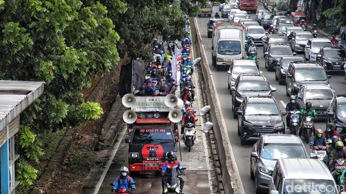 Ratusan buruh yang tergabung dalam FSPMI (Federasi Serikat Pekerja Metal Indonesia) dan KSPI (Konfederasi Serikat Pekerja Indonesia) melakukan pawai kendaraan di kawasan Jalan Pedongkelan, Jakarta Timur, Rabu (8/12). Diketahui akan hadir 10.000 buruh.