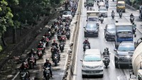 Buruh dari sejumlah serikat pekerja akan menggelar demo unntuk menuntut kenaikan upah minimum provinsi (UMP) minimal 10 persen.  