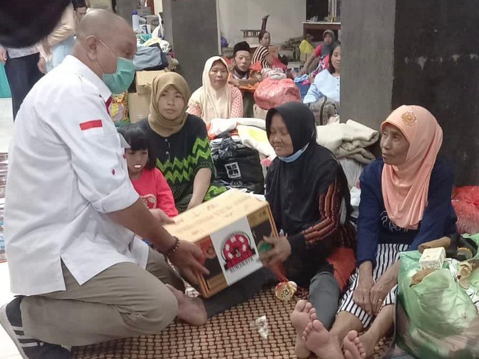 Personel Badan Penanggulangan Bencana (Baguna) PDIP Surabaya terus bergerak membantu warga terdampak erupsi Gunung Semeru. Sejak Senin (6/12), mereka berada di Lumajang, bersamaan dengan datangnya bantuan tahap pertama dari PDIP Surabaya.