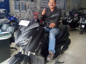 Gokil! Nabung 3 Tahun, Pedagang Ini Beli Xmax Pakai Uang Rp 2000-an