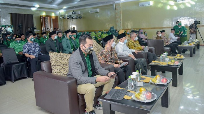 Perkuat dan Kembangkan Kemampuan Guru Ketua Umum PP Persatuan Guru Nahdlatul Ulama (Pergunu), KH Asep Saifuddin Chalim, mendorong penerapan aplikasi gurumerdeka.id untuk mengembangkankemampuan guru.