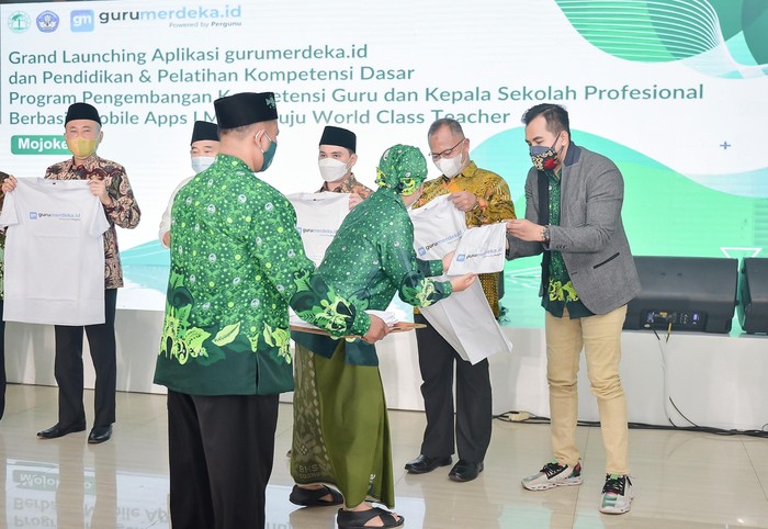 Ketua Umum PP Persatuan Guru Nahdlatul Ulama (Pergunu), KH Asep Saifuddin Chalim, mendorong penerapan aplikasi gurumerdeka.id untuk mengembangkankemampuan guru.