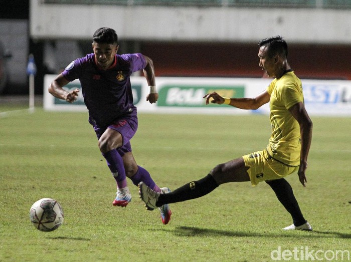 Pertandingan lanjutan BRI Liga 1 pekan ke-16 Barito Putera melawan Persik Kediri di Stadion Maguwoharjo, Sleman, Yogyakarta, Rabu (8/12/2021). Babak pertama Persik Kediri langsung menyerang dengan skema serangan sayap. Menit kedelapan Persik Kediri melalui sepakan Antoni berhasil merobek gawang Barito Putera yang dikawal oleh Andri Wibowo. Hingga turun minum skor 1-0 bertahan untuk keunggulan Persik Kediri.