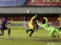 Keasyikan menyerang, gawang Barito Putera kebobolan lagi di menit ke-87. Gawang yang dikawal Andri Wibowo dibobol oleh striker Persik Kediri, Ezzejjari. 