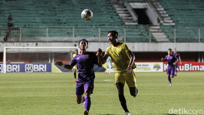 Pertandingan lanjutan BRI Liga 1 pekan ke-16 Barito Putera melawan Persik Kediri di Stadion Maguwoharjo, Sleman, Yogyakarta, Rabu (8/12/2021). Babak pertama Persik Kediri langsung menyerang dengan skema serangan sayap. Menit kedelapan Persik Kediri melalui sepakan Antoni berhasil merobek gawang Barito Putera yang dikawal oleh Andri Wibowo. Hingga turun minum skor 1-0 bertahan untuk keunggulan Persik Kediri.