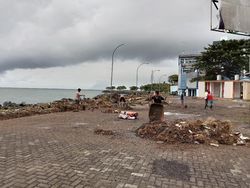 Warga Mengungsi Usai Gelombang Pasang Landa Kawasan Megamas Manado