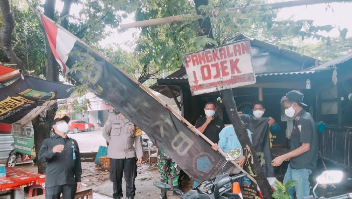 Petugas tertibkan bendera ormas di Kecamatan Ciledug, Kota Tangerang, Kamis (8/12/2021). Foto dikirim Camat Ciledug Syarifudin.