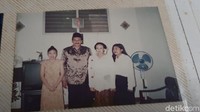 Terlihat Piet Pagau bersama ibu Bamby foto bersama beberapa tamu. Foto: dok. detikHOT