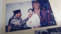 Saat sedang syuting di Pangandaran, Piet Pagau dihubungi oleh nenek Bamby dan diminta ke Jakarta untuk menikah. Sempat tegang saya waktu itu dengan neneknya. Ketika tamu sudah ada, keluarga sudah ada, saya pikir saya perlu nutup malu keluarga. Terpaksa saya nikah, setelah saya nikah, bahkan saya tidak sempat makan waktu itu, saya langsung pulang ke Pangandaran, tutur Piet Pagau. Foto: dok. detikHOT