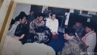 Dalam foto pernikahan itu, terlihat Piet Pagau menggunakan batik lengan panjang berwarna biru. Sedangkan ibunda Bamby menggunakan kebaya berwarna putih. Terlihat beberapa tamu yang menyaksikan pernikahan siri itu. Foto: dok. detikHOT