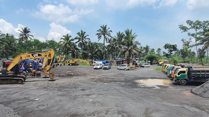 Polda Jatim Kirim Alat Berat hingga Cold Storage untuk Pencarian Korban Erupsi Semeru
