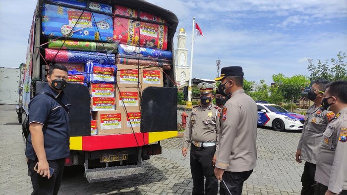 Polisi di Sidoarjo Kirim Bantuan ke Warga Terdampak Erupsi Gunung Semeru