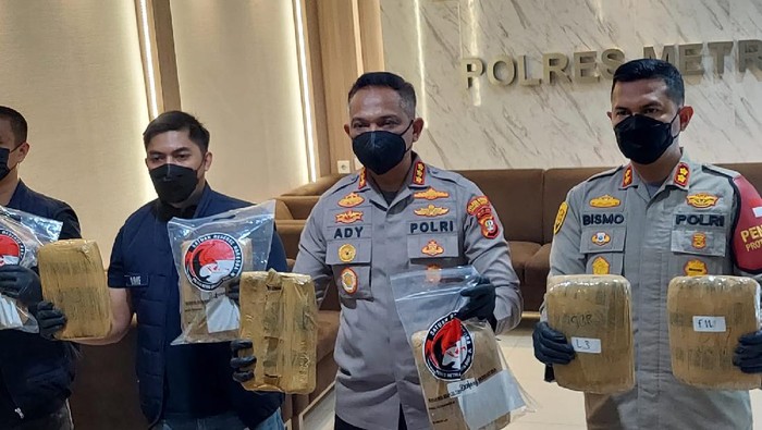 Polres Jakbar gagalkan setengah ton ganja yang diduga untuk pasokan tahun baru, Rabu (8/12/2021)