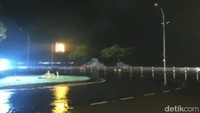Beberapa kendaraan bahkan harus terjebak di kawasan parkir Megamas karena gelombang tinggi.